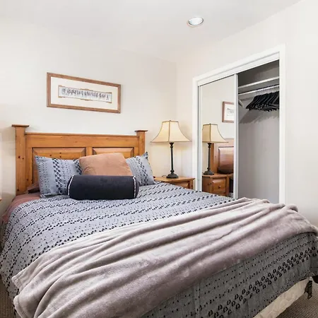 Town Plaza Suites By Golden Dreams-2