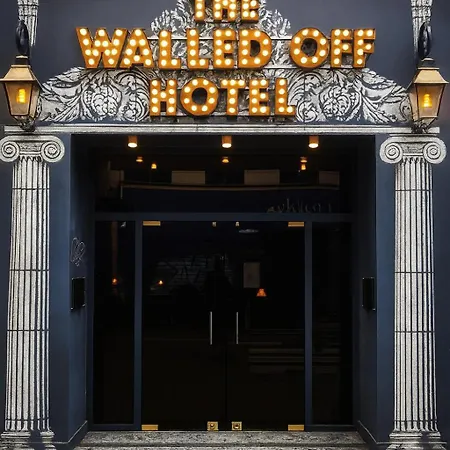 Walled Off Hotel Paris-2