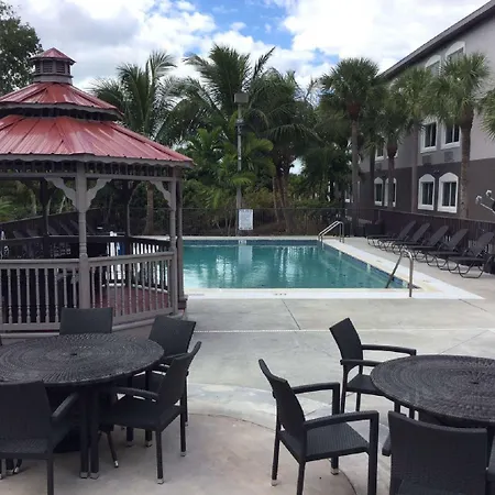 Days Inn & Suites By Wyndham Bonita Springs North Naples-2