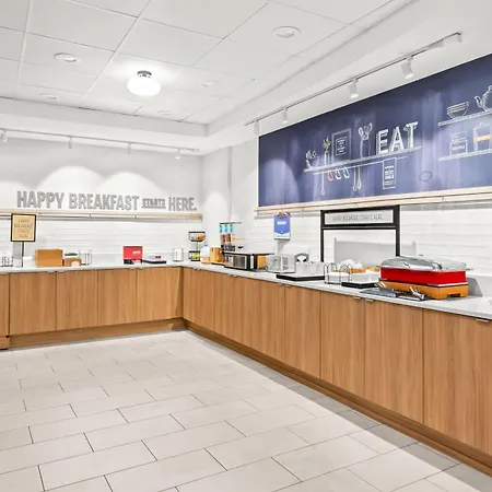 Hampton Inn & Suites Detroit-Canton-3