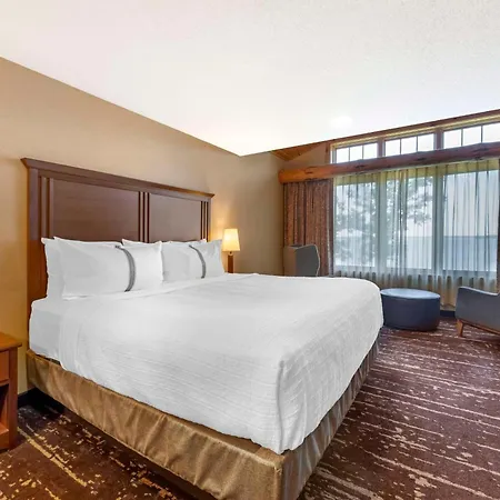 Best Western Premier The Lodge On Lake Detroit-2