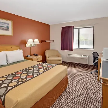 Super 8 By Wyndham Crystal Lake-3