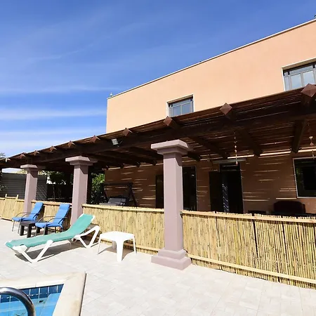 Flintstone Guest House בית ההארחה בן 11 החדרים אינו וילה פרטית אתם מזמינים רק חדרים לא את כל הוילה-2