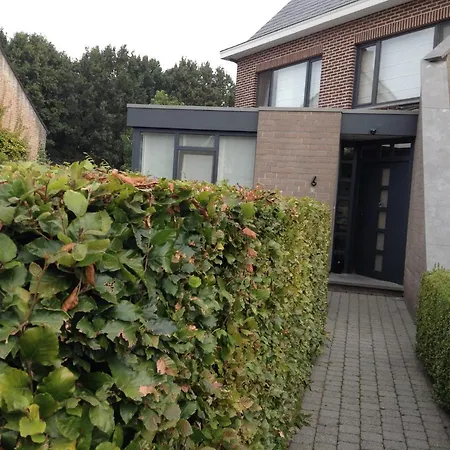 Guesthouse De Steenberg tweepersoonskamer met grote badkamer, kitchenette en tuinzicht op de eerste verdieping-3