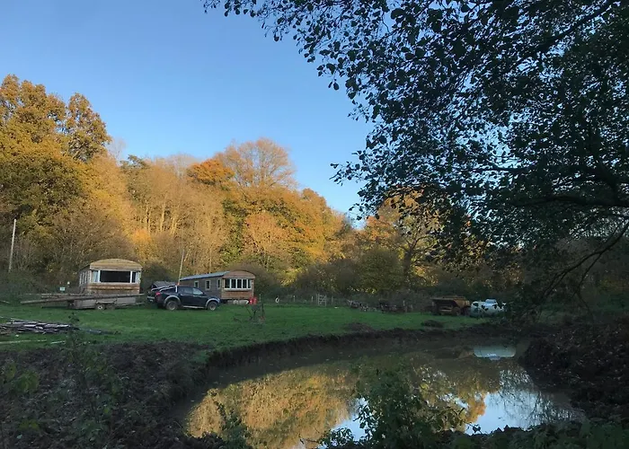 Shepherds Huts Ham Hill, 2 Double Beds, Bathroom, Lounge, Diner, Kitchen, Love Dogs & Cats Looking Out To Lake And By Ham Hill Country Park Plus Parking For Large Vehicles Available Also Great Deals On Workers Long Term This Is The Place To Relax And