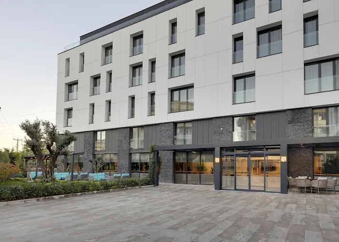 Leo Suites