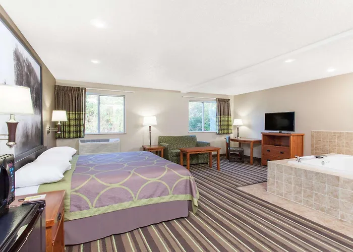 Super 8 By Wyndham Richlands/Claypool Hill Area