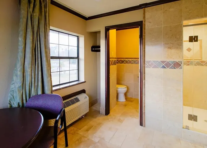 Oyo Pinewood Inn & Suites Silsbee