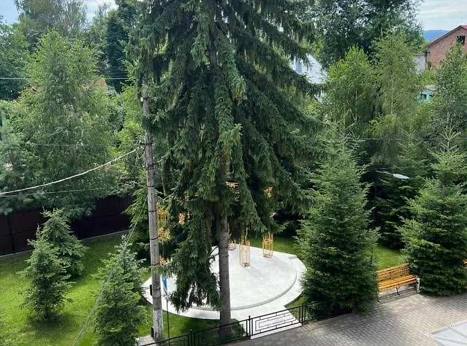 Готель Баронський Двір