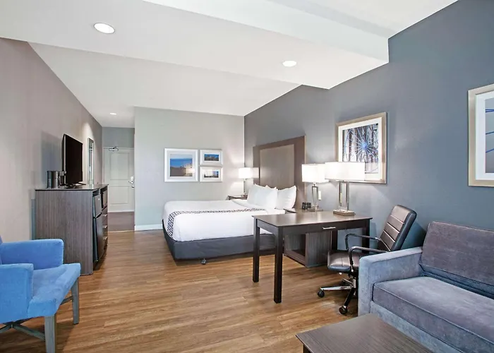 La Quinta By Wyndham Victoria - South