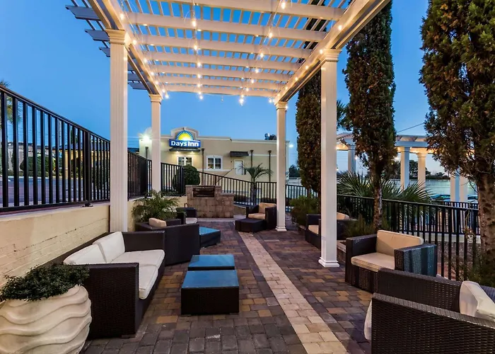 Days Inn By Wyndham Pensacola - Historic Downtown