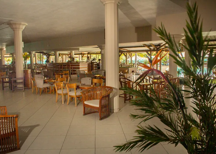 Le Peninsula Bay Beach Resort & Spa
