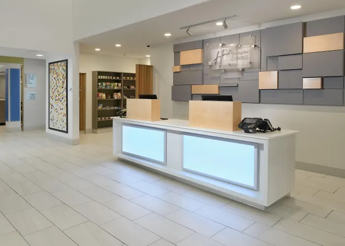 Holiday Inn Express & Suites Magnolia-Lake Columbia