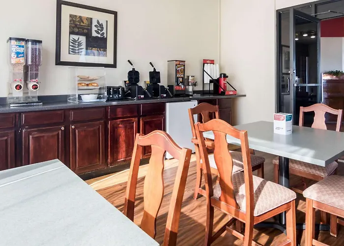 Econo Lodge Inn & Suites Conference Center Dublin