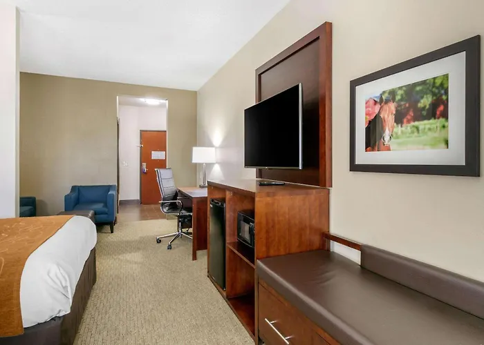 Comfort Suites Hopkinsville near Fort Campbell