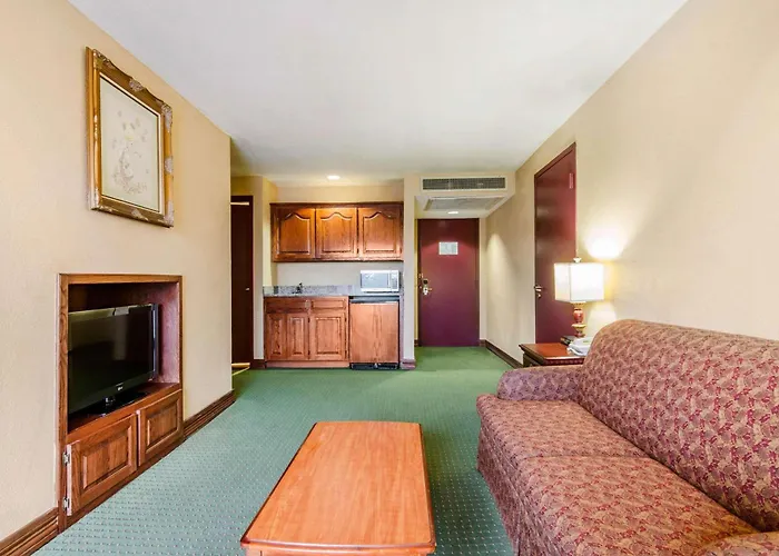 Quality Inn & Suites Carthage Near Precious Moments Chapel
