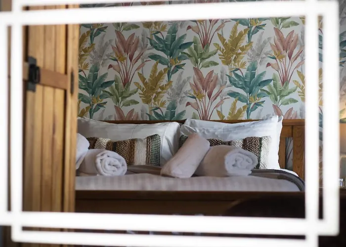 The Wheatsheaf Pub, Kitchen & Rooms