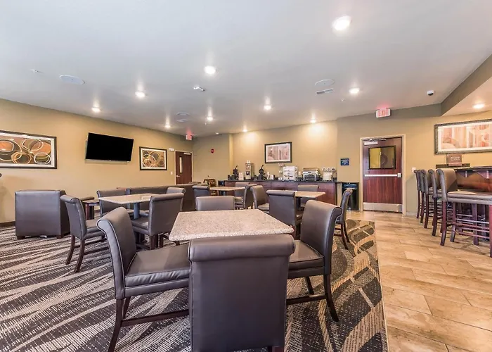 Cobblestone Hotel & Suites - Hutchinson