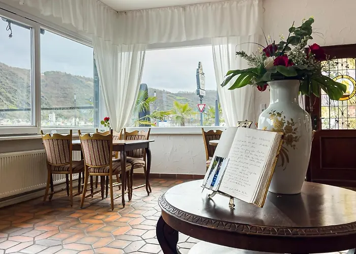 Hotel Zum Goldenen Loewen - Restaurant - Panoramabar - Terrassen - Events - Rheinblick - Geschichte Seit 1728