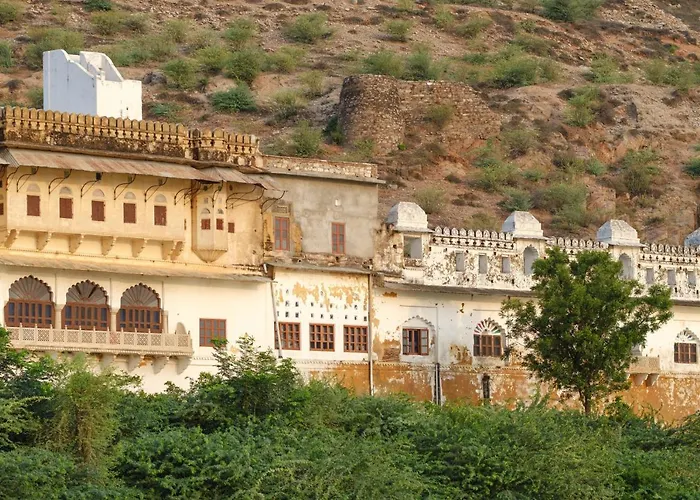 Rajmahal Palace By Kanota Hotels Near Bisalpur Dam