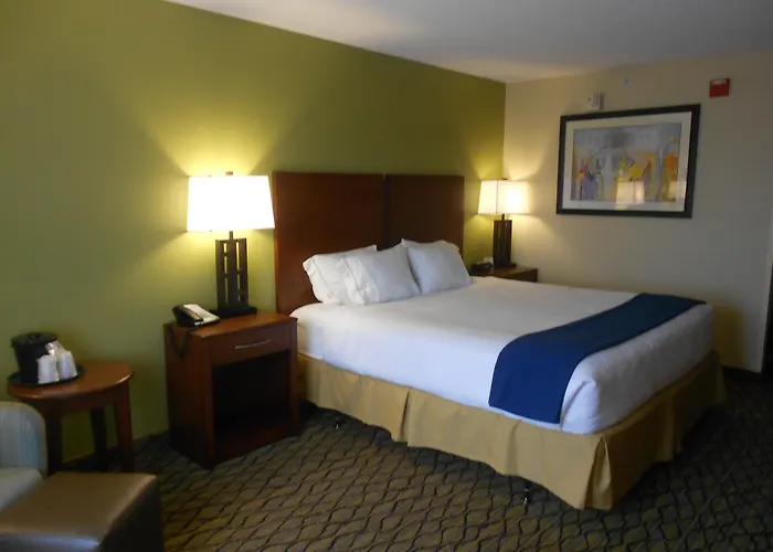 Holiday Inn Express & Suites Lancaster By Ihg