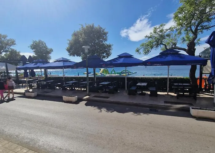 Grand - Beachfront Rooms & Apartments