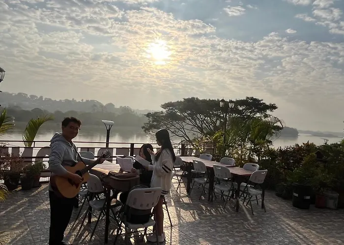 Day Waterfront Hotel