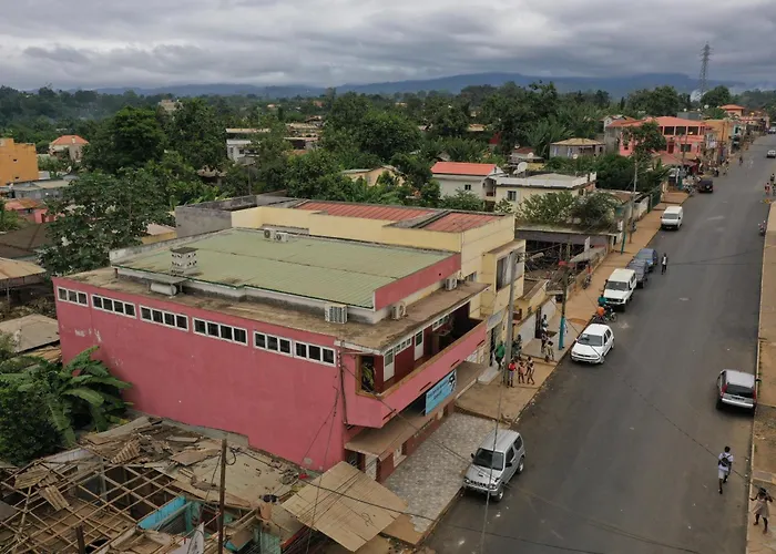 Residencial Avenida Geovanni - Central Sao Tome - Private Bathroom & Solar Backup