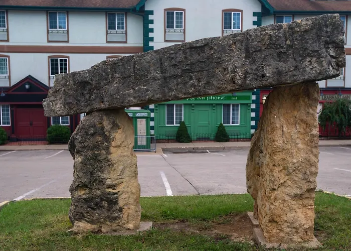 Irish Cottage Inn & Suites