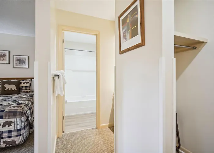 101 Cedarbrook Hotel Room