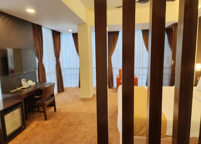 White Park Hotel & Suites