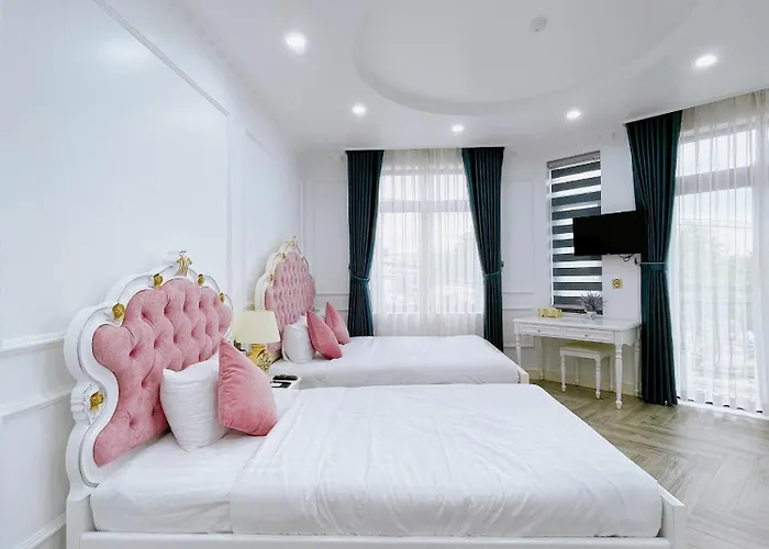 Paris Hotel & Cafe