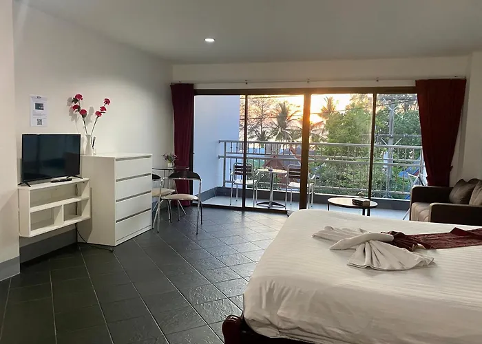 Deng'S Kamala Beach Guesthouse