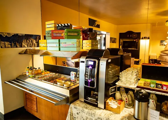 Hotel La Chaumière Garage Moto gratuit À 150 m de la gare SNCF et TMB