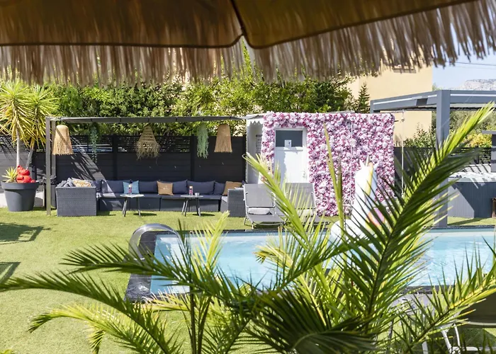 Hôtel Eden Cassis - centre-ville- piscine chauffée, jacuzzi et sauna - parking privé