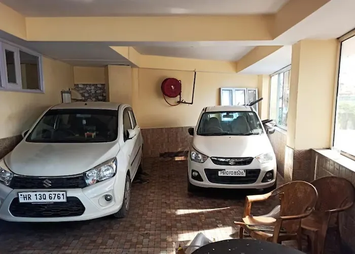 Hotel King Palace - Nature-Valley-Luxury-Room - Prime Location With Parking Facilities