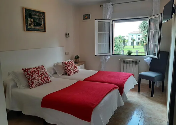 Hotel Alvaro frente Palacio-Museo Selgas