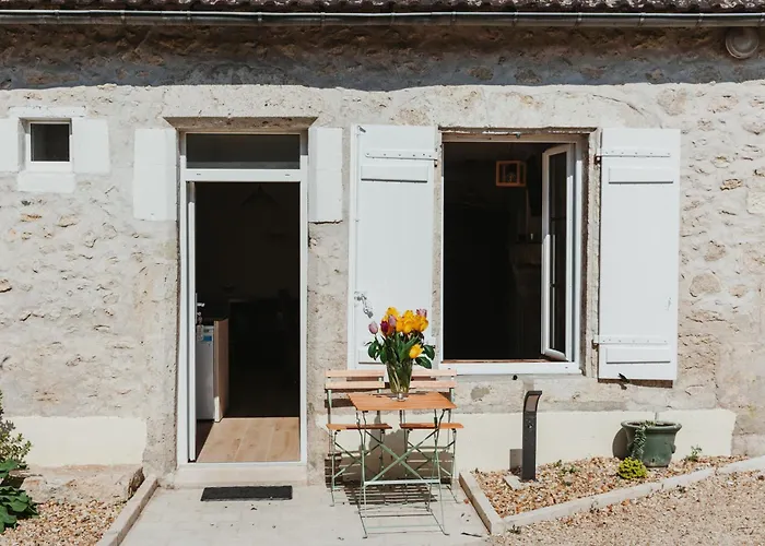 Logis Hotels Auberge Du Centre Chateaux de la Loire