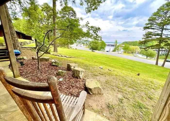 Mountain Harbor Queen Guest Room On Lake Ouachita