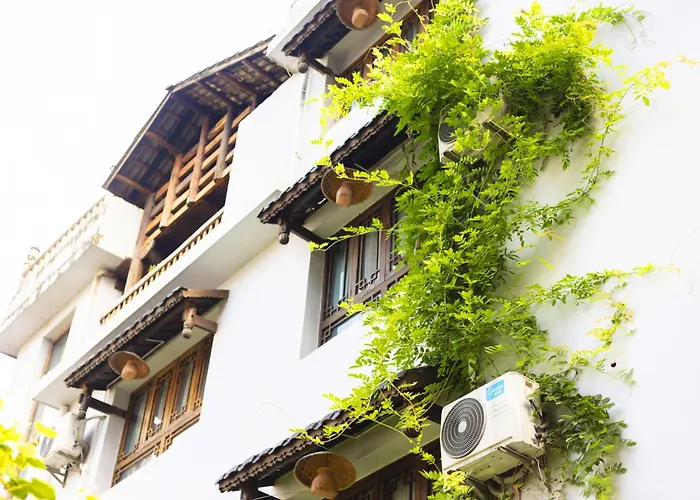 Butterfly Flowers Inn- Exclusive Location,Anicent Chinese Style, 2 Minutes Walk To Tianmen Mount Cableway,Free Pick Up Service Over 1 Nights, Free Fresh Coffee And Tea, Free Mini Lunch,Free Laundry,Itineary Planning, Attraction Tickets Serivce In Adv