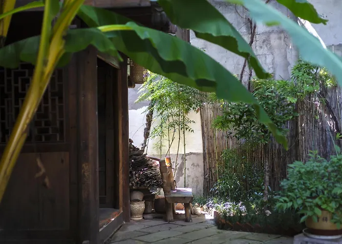 Butterfly Flowers Inn- Exclusive Location,Anicent Chinese Style, 2 Minutes Walk To Tianmen Mount Cableway,Free Pick Up Service Over 1 Nights, Free Fresh Coffee And Tea, Free Mini Lunch,Free Laundry,Itineary Planning, Attraction Tickets Serivce In Adv