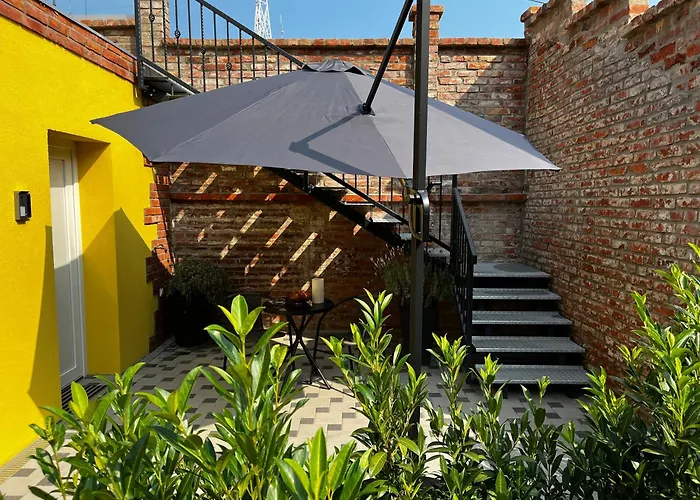 La Luna Petite Suite Deluxe Apartment With Pool & Jacuzzi, Bikes And Secured Parking