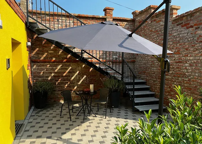 La Luna Petite Suite Deluxe Apartment With Pool & Jacuzzi, Bikes And Secured Parking