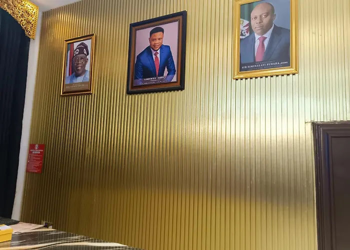 D-E Ambassador Luxury Hotel And Suite