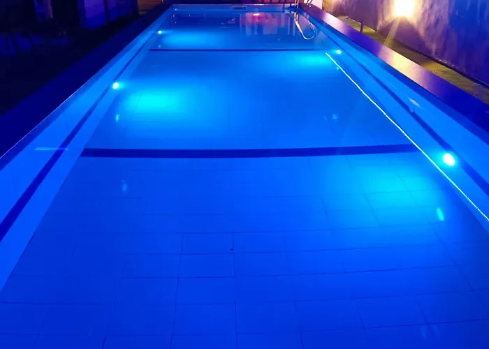 D-E Ambassador Luxury Hotel And Suite