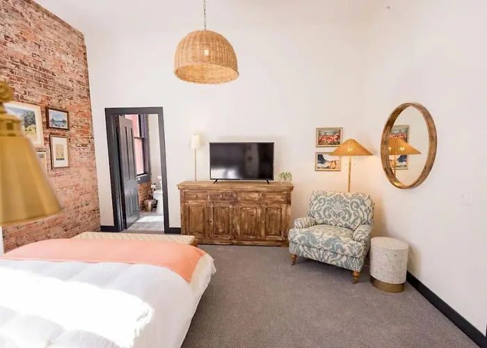 Speakeasy Queen Suite