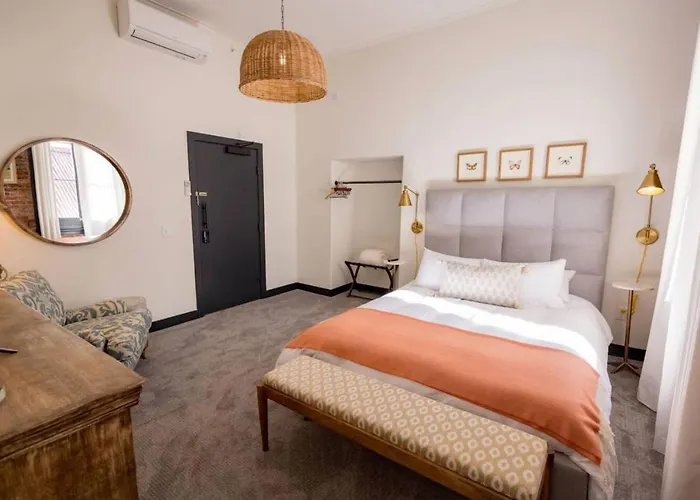 Speakeasy Queen Suite