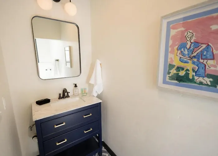 Speakeasy Queen Suite