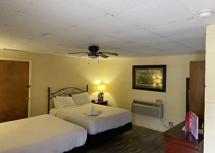 Ji2 - Queen Guest Room Located At The Joplin Inn