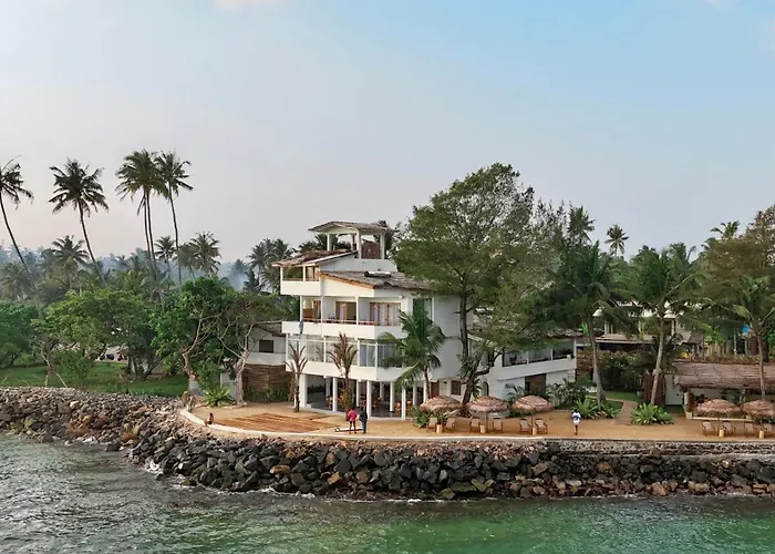 Blue Waves Surf House - Beach Hotel